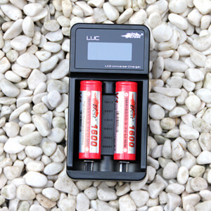 Efest LUC V2 Ladegerät