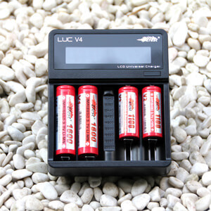 Efest LUC V4 Ladegerät